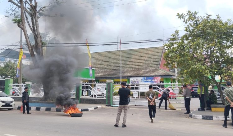 Massa GSPI bakar ban didepan Kantor Dinas PUPR Kota Jambi pada Kamis, (5/2/2026), Foto:Harun