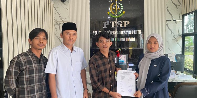 GSPI Provinsi Jambi saat melaporkan Kadis PUPR Kota Jambi ke Kejati
